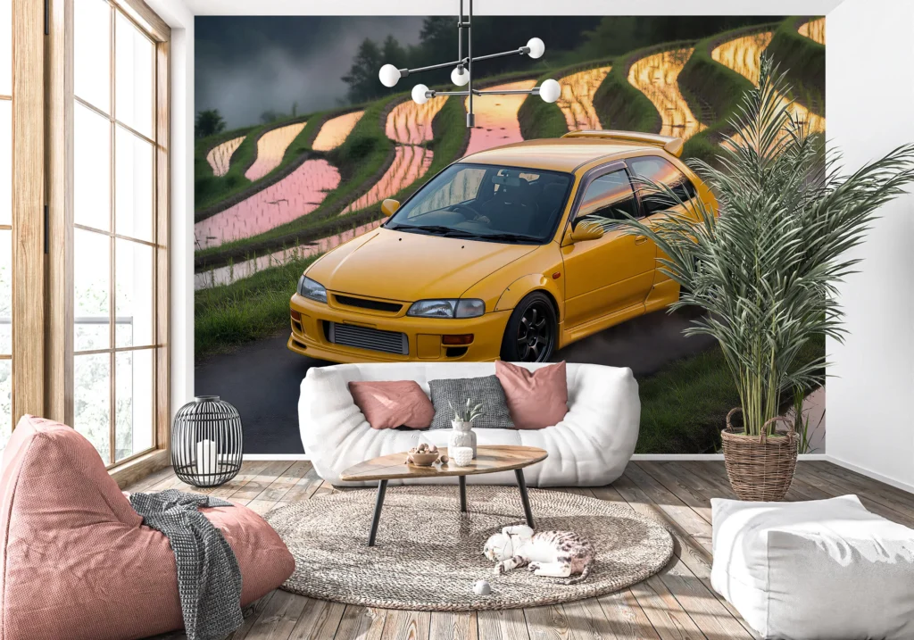 Żółty sportowy hatchback na górskiej drodze nad tarasami ryżowymi w złotym świetle.