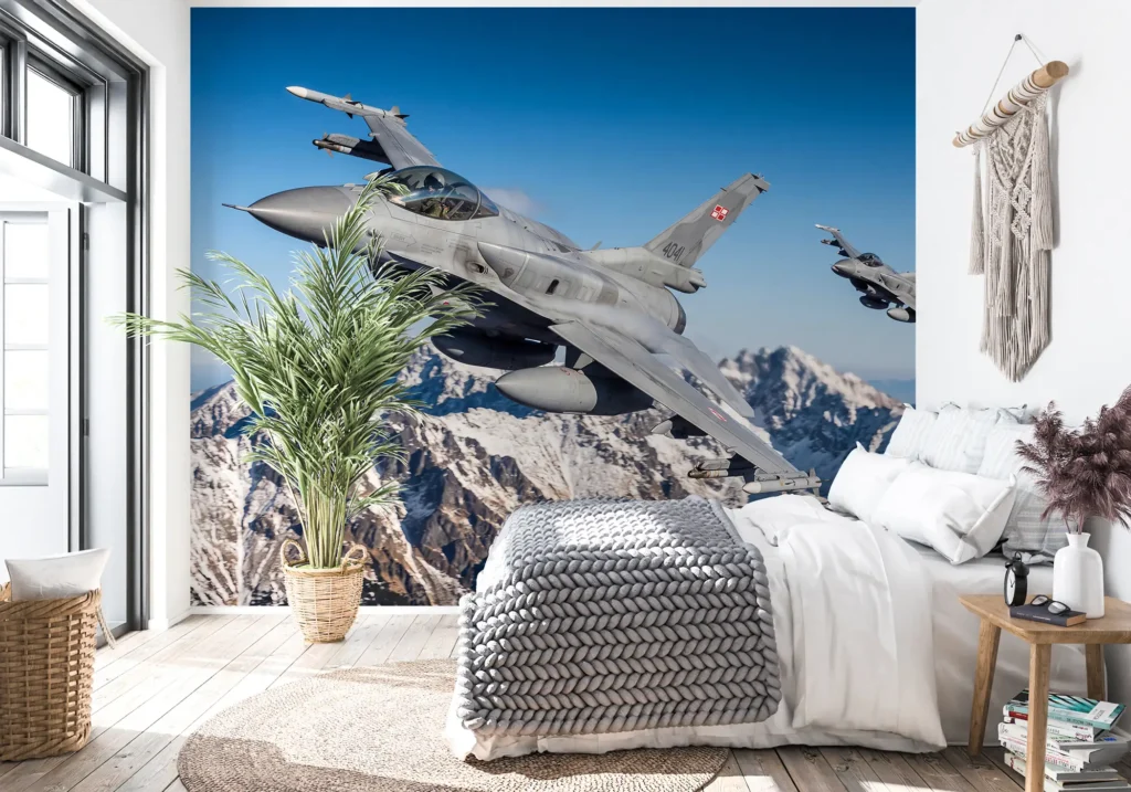 F-16 Jastrząb w ostrym wirażu nad ośnieżonymi szczytami Tatr, z drugą maszyną w oddali, pod błękitnym niebem.
