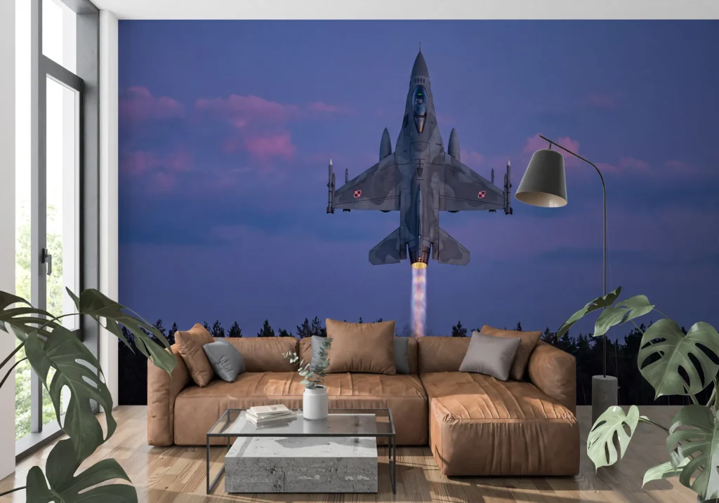 F-16 Jastrząb wznoszący się pionowo z jasnym płomieniem dopalacza nad ciemnym lasem w fioletowym zmierzchu.