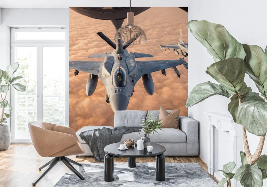 F-16 Jastrząb podczas tankowania w powietrzu nad morzem różowo-złotych chmur, z drugą maszyną w oddali.