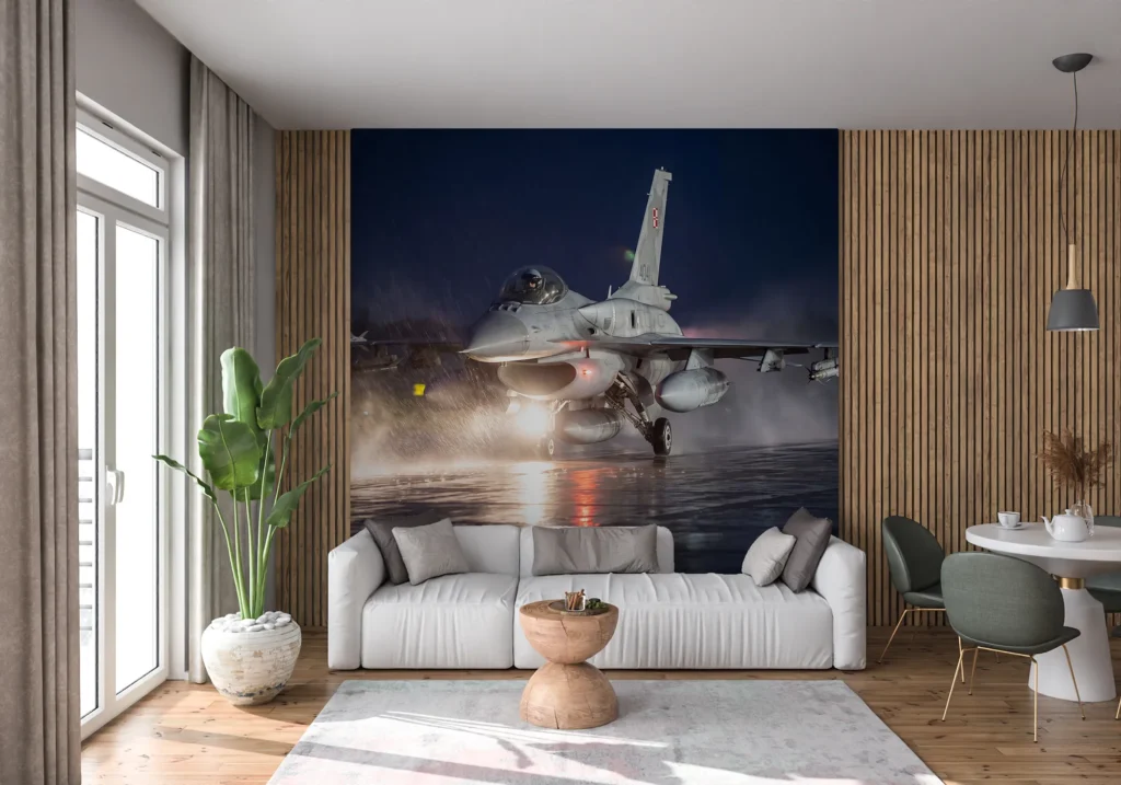 F-16 Jastrząb podczas lądowania nocą w ulewnym deszczu, z reflektorami odbitymi w mokrym pasie.